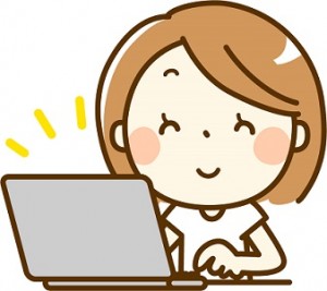 ノートパソコンと笑顔の女性